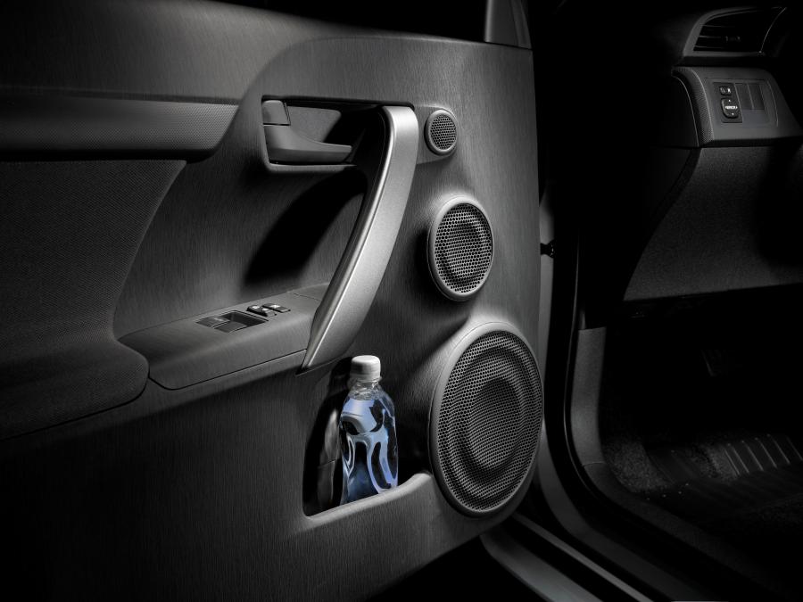 Детали интерьера Scion tC 2011 года  (фото 50 из 68)